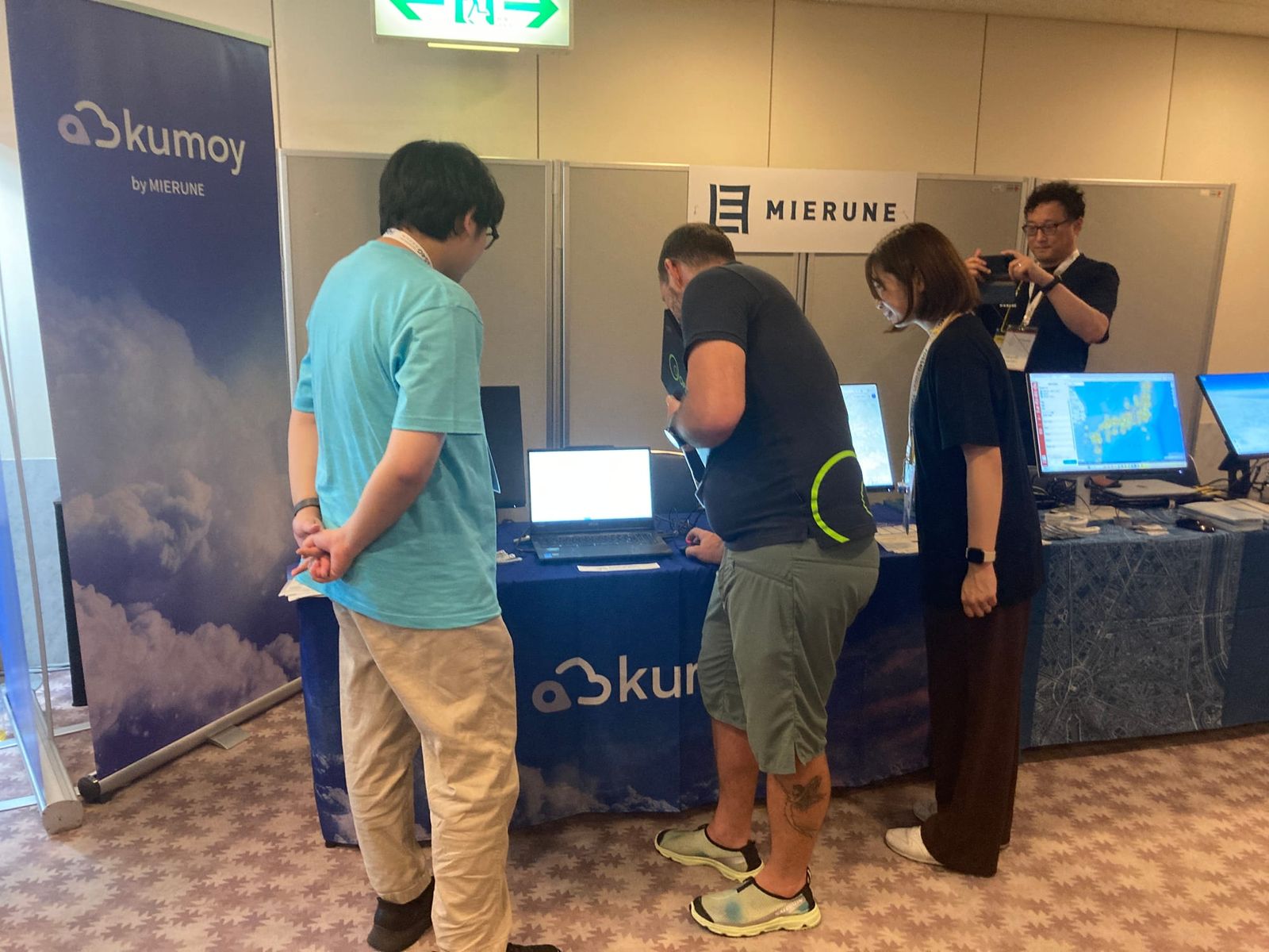 QGIS Chair Marco Bernasocchi visiting the Kumoy booth