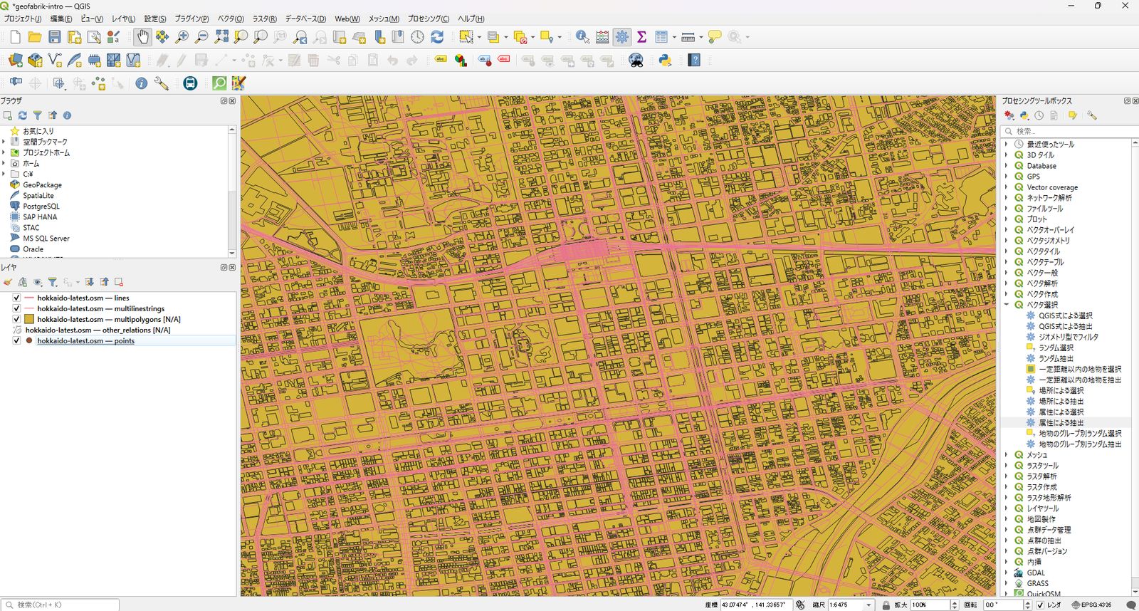 札幌駅付近のデータが読み込まれた状態のQGISウィンドウ(©OpenStreetMap contributors )