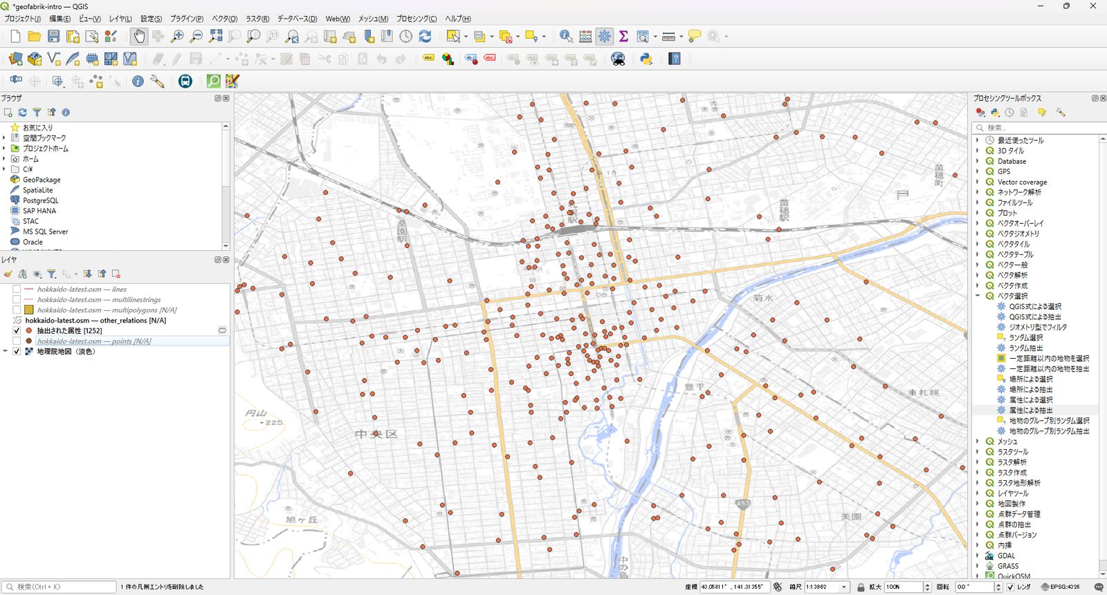 札幌駅付近のコンビニエンスストアのデータのみ抽出された(地理院タイルを背景に、OpenStreetMapデータ(©OpenStreetMap contributors)を加工して作成)